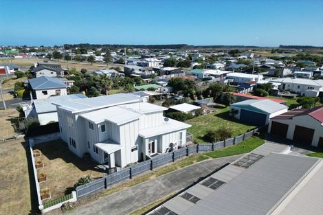 Photo of property in 9 Roore Street, Foxton Beach, Foxton, 4815