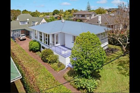 Photo of property in 2/12 Holland Road, Hillcrest, Auckland, 0627