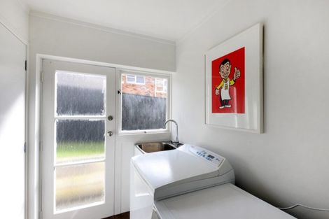 Photo of property in 2/611 Beach Road, Rothesay Bay, Auckland, 0630