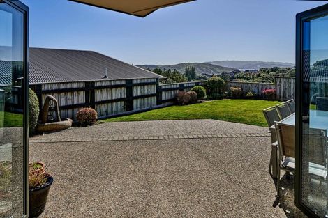 Photo of property in 32 Aspiring Terrace, Aotea, Porirua, 5024