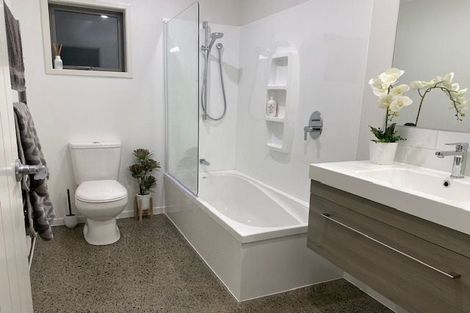 Photo of property in 2 Hooton Drive, Kumeu, 0810