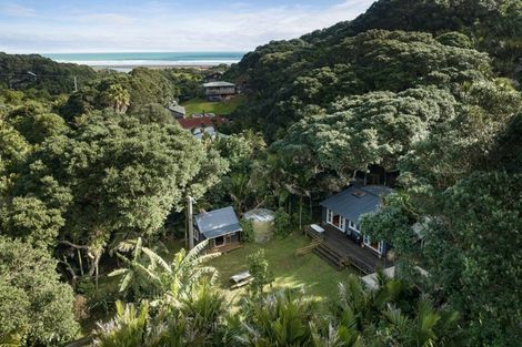 Photo of property in 122 Garden Road, Piha, New Lynn, 0772