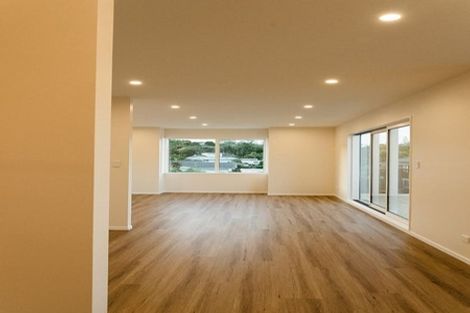 Photo of property in 1c Taupiko Place, Green Bay, Auckland, 0604