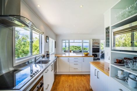 Photo of property in 2/98 Queen Street, Northcote Point, Auckland, 0627