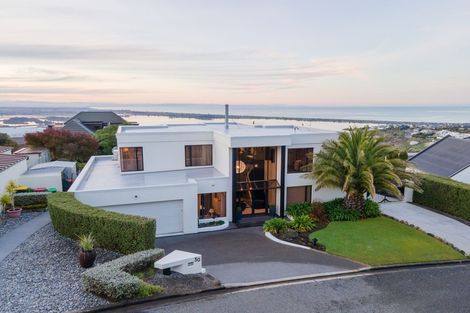 Photo of property in 30 Drayton Drive, Mount Pleasant, Christchurch, 8081