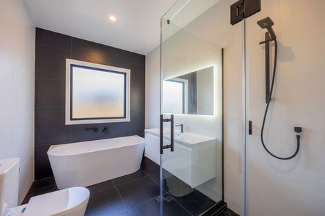 Photo of property in 15 Mcindoe Road, Kumeu, 0810