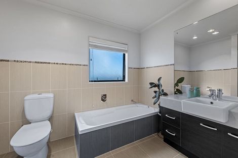 Photo of property in 8 Scotsmoor Drive, Wattle Downs, Auckland, 2103