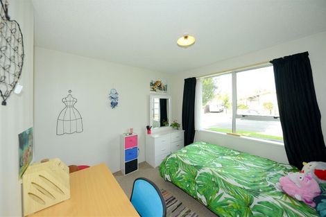 Photo of property in 3 Clivedon Place, Redwood, Christchurch, 8051