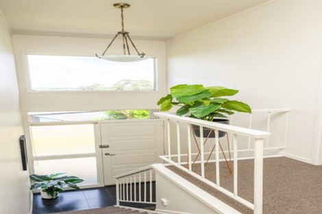 Photo of property in 2/218 East Coast Road, Forrest Hill, Auckland, 0620