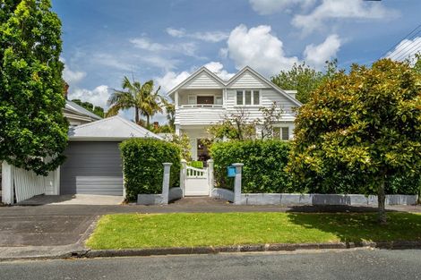 Photo of property in 5 Turnbull Road, Narrow Neck, Auckland, 0624