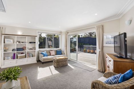 Photo of property in 41 Woodstock Road, Forrest Hill, Auckland, 0620