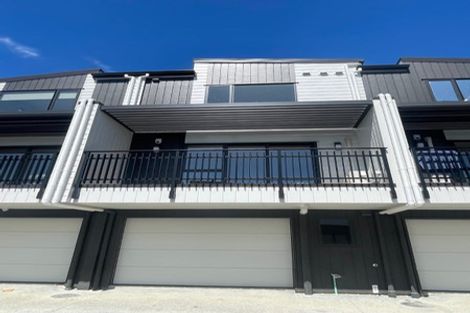 Photo of property in 2/58 Te Atatu Road, Te Atatu South, Auckland, 0610