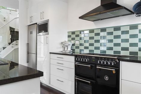 Photo of property in 2/43a Stanley Point Road, Stanley Point, Auckland, 0624