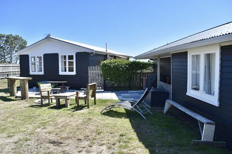 Photo of property in 60 Sarah Street, Waikawa Beach, Levin, 5573