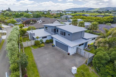 Photo of property in 8 Metzenthin Close, Raumati South, Paraparaumu, 5032