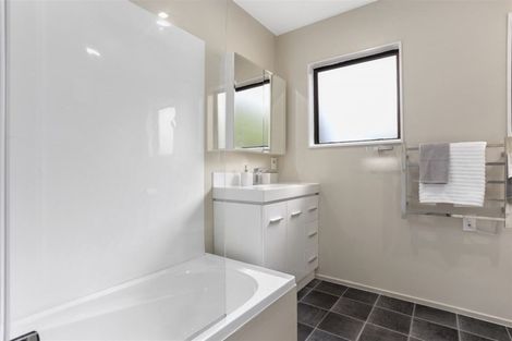 Photo of property in 29 Cron Avenue, Te Atatu South, Auckland, 0610