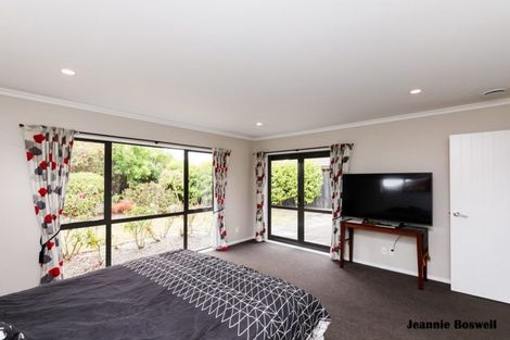 Photo of property in 40 Tennyson Avenue, Kelvin Grove, Palmerston North, 4414