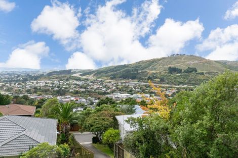 Photo of property in 5a Bishops Glen, Tawa, Wellington, 5028