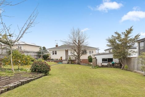 Photo of property in 5 Valron Road, Te Atatu South, Auckland, 0602