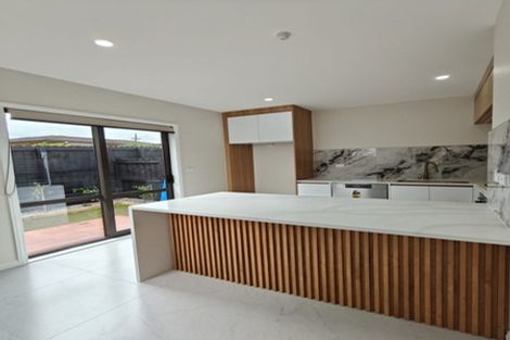 Photo of property in 52d Hutchinsons Road, Bucklands Beach, Auckland, 2014