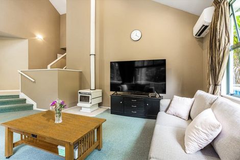 Photo of property in 16a Kingsclere Place, Goodwood Heights, Auckland, 2105