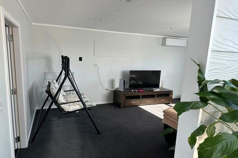 Photo of property in 2/25 Kingsbridge Place, Newlands, Wellington, 6037