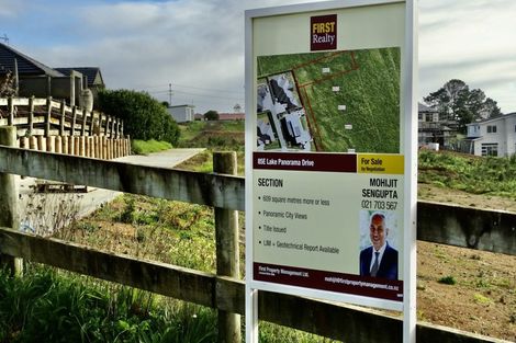 Photo of property in 85e Lake Panorama Drive, Henderson Valley, Auckland, 0614