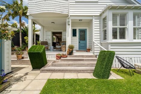 Photo of property in 5 Turnbull Road, Narrow Neck, Auckland, 0624