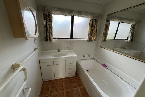 Photo of property in 1/64 Aviemore Drive, Highland Park, Auckland, 2010