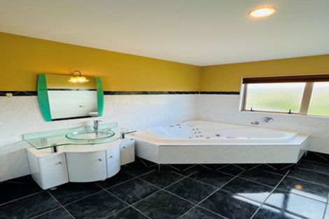 Photo of property in 701a Beach Road, Rothesay Bay, Auckland, 0630