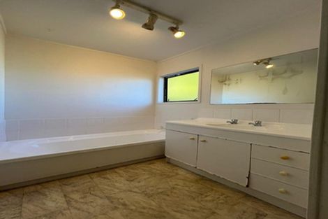 Photo of property in 28 Claverdon Drive, Massey, Auckland, 0614