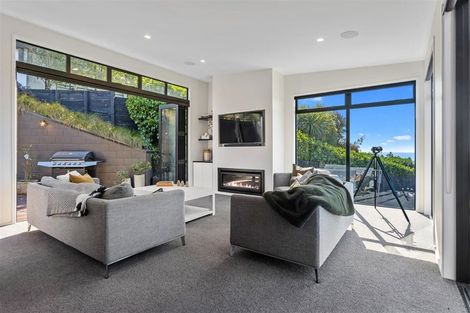 Photo of property in 17 Drayton Drive, Mount Pleasant, Christchurch, 8081