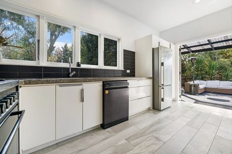 Photo of property in 98 Millbrook Road, Sunnyvale, Auckland, 0612