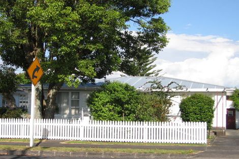 Photo of property in 58 Golf Road, New Lynn, Auckland, 0600