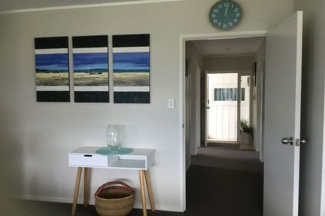 Photo of property in 1/104 East Coast Road, Forrest Hill, Auckland, 0620