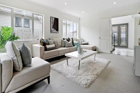 Photo of property in 11a Gerwyn Place, Pakuranga Heights, Auckland, 2010