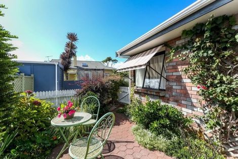 Photo of property in 2/128 Vivian Street, New Plymouth, 4310