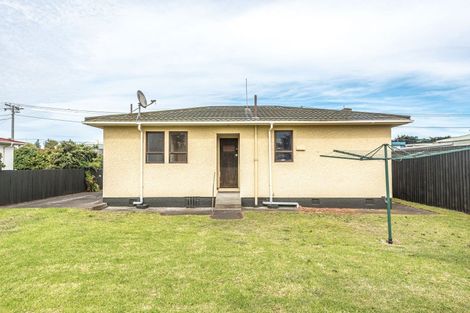 Photo of property in 2 Arawa Place, Castlecliff, Whanganui, 4501