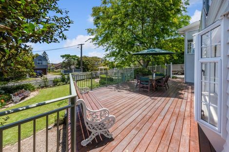 Photo of property in 4 Liston Crescent, Cockle Bay, Auckland, 2014