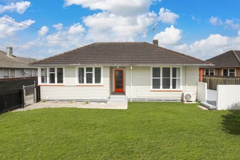 Photo of property in 30 Yeats Crescent, Fairfield, Hamilton, 3214