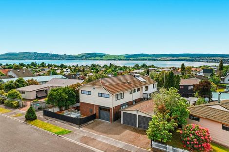 Photo of property in 2 Kempton Place, Richmond Heights, Taupo, 3330