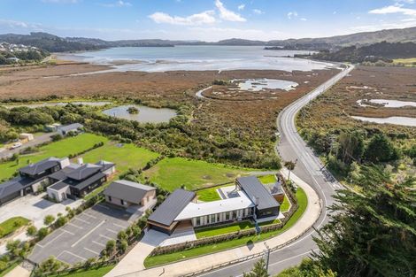 Photo of property in 43 Paekakariki Hill Road, Pauatahanui, Porirua, 5381