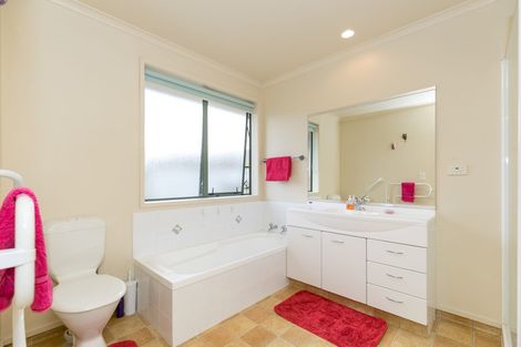 Photo of property in 7 Nobleman Place, Hamilton East, Hamilton, 3216