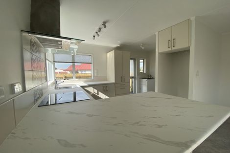 Photo of property in 37 Seaward Place, Wattle Downs, Auckland, 2103