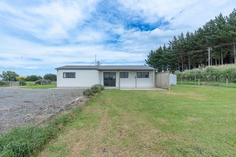 Photo of property in 1155a Parewanui Road, Parewanui, Bulls, 4894