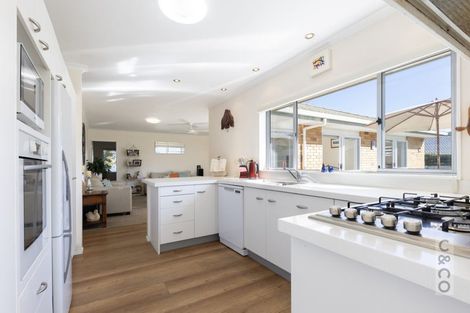 Photo of property in 2 Applemoors Way, Riverhead, 0820