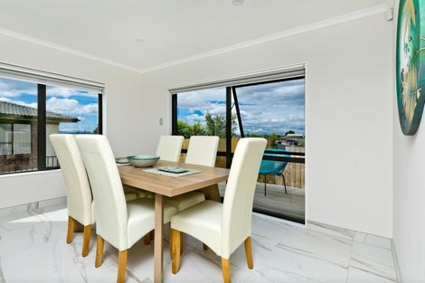 Photo of property in 4223d Great North Road, Glendene, Auckland, 0602