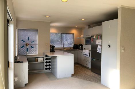 Photo of property in 27 Pinewood Grove, Botany Downs, Auckland, 2010