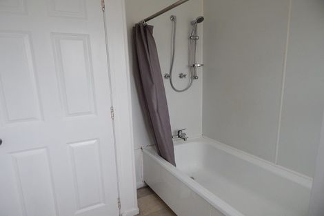 Photo of property in 2/124 Te Atatu Road, Te Atatu South, Auckland, 0610