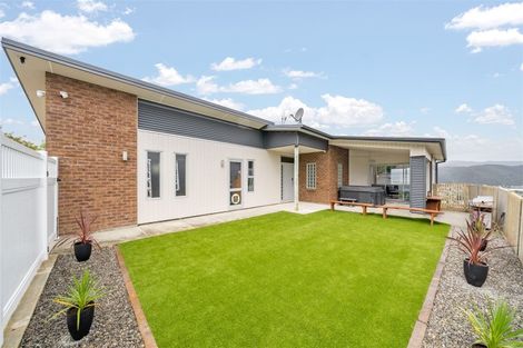 Photo of property in 15 James Nairn Grove, Riverstone Terraces, Upper Hutt, 5018